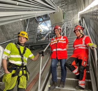 Arbeidsleder Daniel Stokken i HRM Voss i dialog med prosjektleder E6 Hålogalandsbrua Hans Jack Arntzen og byggeleder Signe Katarina Evjen. Foto:  Knut Haarvik/Statens vegvesen