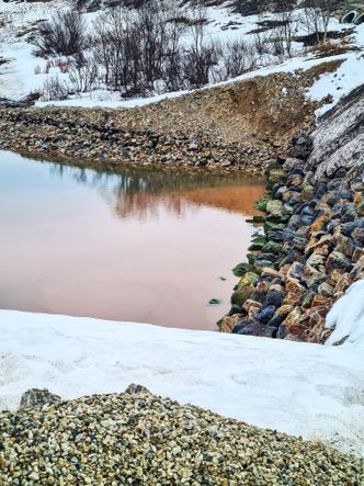 Fra stedet hvor raset i fjor tok med seg veiskjæringa og havbunnen hele 600 meter ut i fjorden. Foto: Troms og Finnmark fylkeskommune