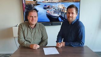 Espen Dahl-Mortensen, byggeleder i Nordland fylkeskommune, og Bjarte Tingstad, prosjektleder i Peab Anlegg. Foto: Nordland fylkeskommune