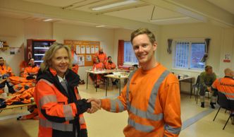 Prosjektleder i Statens vegvesen, May Bente Hiim Sindre, takker produksjonsleder Henrik Kvikne i Skanska for innsatsen så langt, og berømmet alle for godt samarbeid. Foto:  Kjell Wold/Statens vegvesen