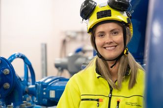 Embla trives med mangfoldet i Vann- og avløpsetaten. – Det er 650 ansatte i alle aldre, og stor variasjon i både nasjonalitet og faglig bakgrunn, sier hun. Foto: TUM Studio