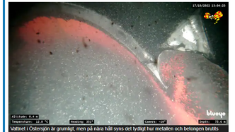 Bildene fra Expressen viser hvordan gassrøret ligger kraftig forvridd nede på sjøbunnen. Fra venstre til høyre i bildet kan man se den 12 centimeter ytre kanten av stål på gassrøret. Bildet er tatt etter at eksperter var ferdige med sine tekniske undersøkelser av røret. Foto:  Faksimile/Expressen