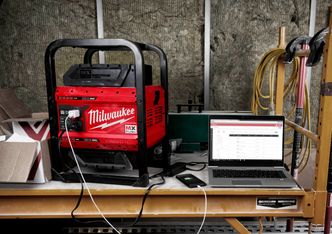 – Enheten leverer en ren sinuskurve, slik at den fint kan brukes med ømfintlig elektronikk, sier Løvli. Foto: Milwaukee
