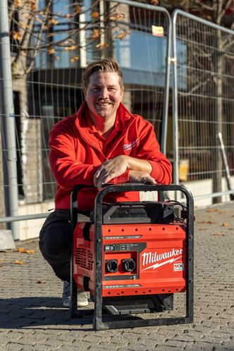 Kristoffer Løvli i MILWAUKEE®️ med den nye MX Fuel™-strømforsyningen som kan erstatte de små, bærbare bensinaggregatene som mange er avhengige av. Foto: TUM Studio
