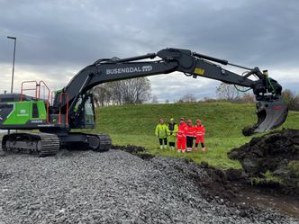 Den 24 tonns elektriske gravemaskinen tok det første spadetaket i Breivika. Foto: Statens vegvesen