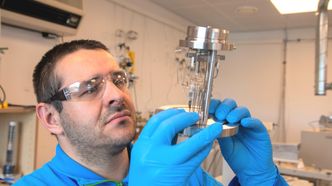 Senioringeniør <em>Christian Schöpke ved IFE. Foto: TUM Studio </em>