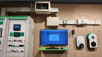 <p><span><span><span lang="nb-NO">Løsningen for elbillading fra Schneider Electric er komplett og omfatter alt fra smarte elektrotavler og energistyring-software til vern, strømskinner, og ekstra sikre elbilladere. Foto: Stefania R. Nilsen </span></span></span></p>