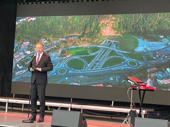 – Å åpne ny vei er alltid en festdag, men vi gjør ikke dette for moro skyld, sa samferdselsministeren. Foto:  Statens vegvesen