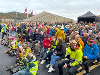Mange hadde møtt opp for å få med seg veiåpningen. Foto:  Statens vegvesen
