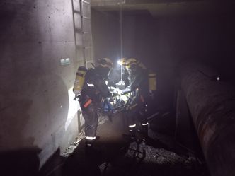 HMS er viktig når man skal jobbe langt under bakken. Her øves det på kamerat-redning, ved å transportere ut en 80 kg dukke på båre ut i friluft.