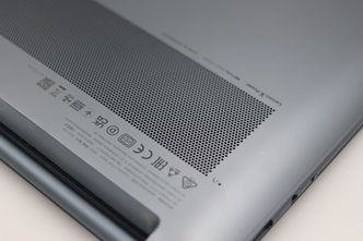 Lenovo Yoga Slim 7i ProX har luftehull på undersiden. Foto: Are Thunes Samsonsen