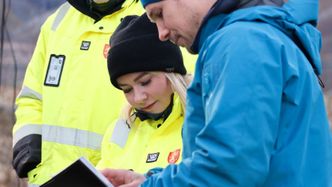 Fylkesråd for samferdsel, Agnete Masternes Hanssen (Ap), og representanter fra fylkeskommunen og fra entreprenøren Wyssen Norge AS var til stede under markeringen Foto:  Troms og Finnmark fylkeskommune
