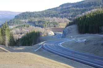 Nå kan bilene holde 80 km/t. 3,6 kilometer ny vei i dagen og 1,8 kilometer tunnel reduserer reisetiden forbi Kvamskleiva med fem minutter. Foto: Bjørn Olav Amundsen