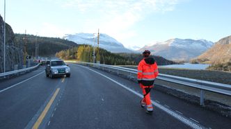 Vakkert vær i Valdres da byggeleder Edvin Rye var ute på anlegget sammen med Veier24 for noen uker siden. Foto: Bjørn Olav Amundsen