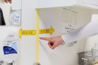 Innenfor den urene siden på luftsmitteisolatene, gjelder strenge regler for besøkende.