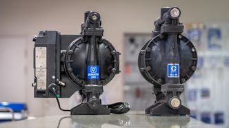 KOMPAKT: Graco QUANTM™ (T.V.) side om side med en trykkluftdrevet membranpumpe. Foto:  TUM Studio