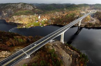 Trysfjordbrua er den største konstruksjonen i prosjekt E39 Kristiansand vest - Mandal øst, som Nye Veier satte trafikk på torsdag 24. november 2022 Foto:  Nye Veier