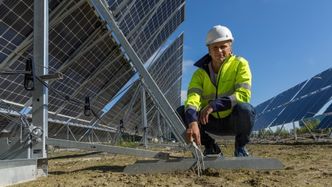 – Solkraftverkene vil benytte såkalte bifacial-paneler, sier Pettersen, her ved anlegget til ROAF. Foto: Solcellespesialisten
