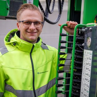 Aksel Pettersen i Solcellespesialisten, her ved en av deres nye pelemaskiner. Foto: Solcellespesialisten