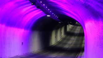 Tunnelene er blitt utrustet med efektbelysning og sikkerhetsutrustning og mobiltelefondekning er reetablert. Foto:  Troms og Finnmark fylkeskommune