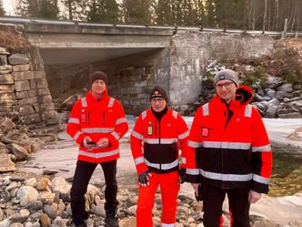 Fv. Kristian Riddervold Andreassen, Jørn Are Torslien (begge Statens vegvesen) og Børge Steinmo Johnsen (Grane kommune) foran Kappskardelv bru på gamle E6 i Grane. Foto:   Lars Olve Hesjedal, Statens vegvesen