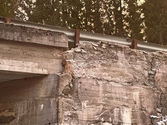 Tidens tann har tæret tydelig på det gamle betongrekkverket. Foto:  Lars Olve Hesjedal, Statens vegvesen