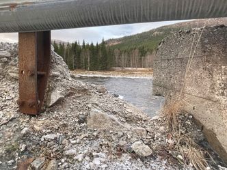 Enkelte steder er det gamle betongrekkverket så slitt at det rett og slett er hull i det. Dette rekkverket skal skiftes ut. Foto:   Lars Olve Hesjedal, Statens vegvesen