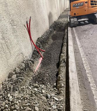 I løpet av sommeren er det lagt ned nye kabler og trekkerør i hele tunnelens lengde. Foto:  Statens vegvesen