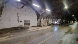 Der det før bare var nettinggitter til beskyttelse for containerne med elektronisk utstyr er det nå murt opp isolerte lecavegger. Foto:  Statens vegvesen