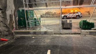 Siden i sommer er det arbeid med å etablere murvegg i nisjen for elektronikk-containerne. Foto:  Statens vegvesen