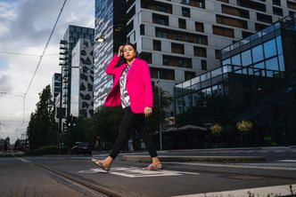 I Bjørvika og Dronning Eufemias gate i Oslo har Upinder funnet det stedet i hovedstaden som minner henne mest om New York hvor hun har bodd og jobbet mesteparten av karrieren så langt. Foto: BENJAMIN A. WARD