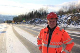 Byggeleder John Bekken ved krysset til Mohagen industriområde. Foto: Bjørn Olav Amundsen