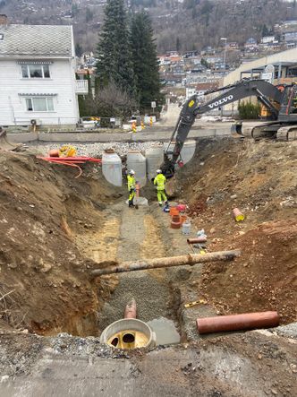 Vann- og avløpsanlegget til kommunen skulle oppgraderes, og rørene lå så dypt som fire-fem meter nede i bakken. Foto: Statens vegvesen
