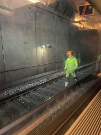 Mannskap fra Spordrift henger opp sporledningen. Foto: Privat