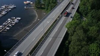 Bjørnsvikbrua, som er to separate konstruksjoner – en for hver kjøreretning, er såkalte kassebruer og ble åpnet i 1968. Foto:  Statens vegvesen