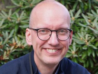 – Hvis vi ser på de kalde dagene i januar, kommer de ofte samtidig med at det er vindstille. Vi må klare å designe energisystemet for å sikre strøm når vi får sammentreff mellom de to tingene, sier Fred Espen Benth. Foto:  Elina Melteig/UiO