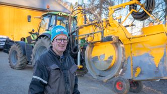 – Jeg er veldig fornøyd med den nye maskinen, sier grøfteentreprenøren Bjørn Haga. Foto: TUM Studio