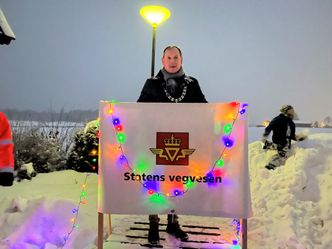 Det ble mange lys da Frognordføreren Hans Kristian Raanaas åpnet gang- og sykkelveien langs Osloveien. Foto: Lars Christian Oulie