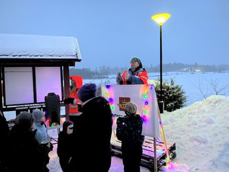 Avdelingsdirektør Ingunn Foss i Utbyggingsdivisjonen sør-øst ønsket velkommen til gangvegåpning utenfor Drøbak. Foto: Lars Christian Oulie