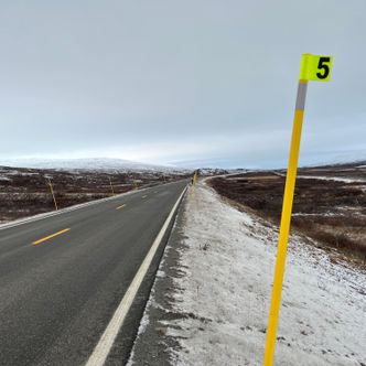 Gir fluorescerende brøytestikker bedre synlighet når uværet herjer på fjellovergangene? Foto:  Statens vegvesen