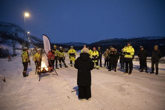 Fra åpningsseremonien 21.desember av de to bruene på fylkesvei 98 ved Kunes i Lebesby kommune. Foto:  Sunniva Tønsberg Gaski/TFFK