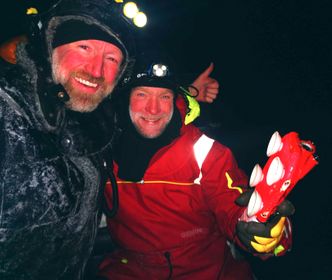 Audun Rikardsen og Martin Biuw er to av forskerne bak hvalstudien, her med et hvalkamera-merke. Foto:  Audun Rikardsen