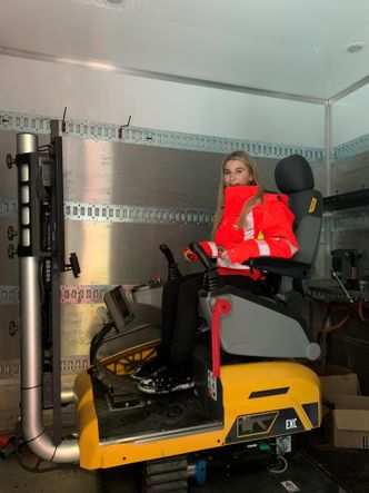 Rundt 40 skoler skal besøkes på turneen som skal fremme yrkesfagene overfor ungdom. Foto: Veidekke