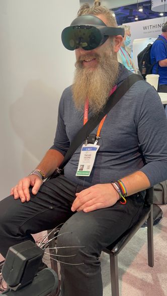 Yngvar Ugland prøver VR under CES 2023. Foto:  Privat