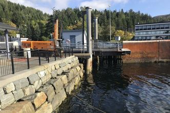 Larsnes fergekai ligger på Gurskøya. Foto:  Statens vegvesen
