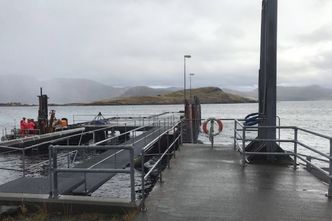 Voksa fergekai på øya Voksa. Herfra går fylkesvei 5860 nordover til Sandsøya. Foto:  Statens vegvesen