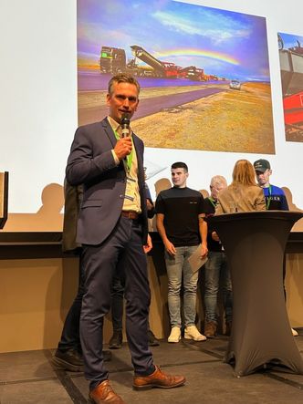 Prisen ble delt ut av lederen i Norsk Asfaltforening, Robert Norbeck. Foto:  Bjørn A. Holshagen