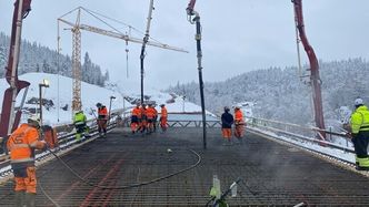 10 timer tok jobben med å støpe brudekket på til sammen 40 meter. Foto:  Martin Vares, Statens vegvesen