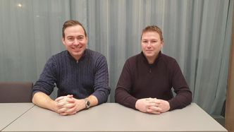 Daglig leder i Consto Anlegg AS, Fredrik Okkenhaug og prosjektleder Terje Krommen fra Nordland fylkeskommune Foto: Nordland fylkeskommune