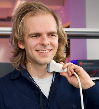 – Her er min karotis-arterie, forteller Rindal når han demonstrerer hvordan ultralyd fungerer. Foto:  Elina Melteig/UiO